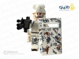 مینی فیگور سرباز نیروی ویژه با لباس استتار برفی و سپر و سلاح QA30