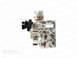 مینی فیگور سرباز نیروی ویژه با لباس استتار برفی و سپر و سلاح QA30